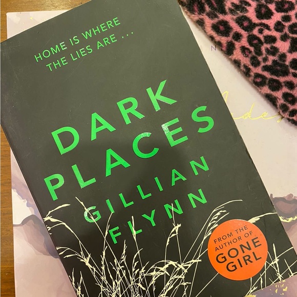 The entire Gillian Flynn set .All original books in excellent condition . - Picture 5 of 5